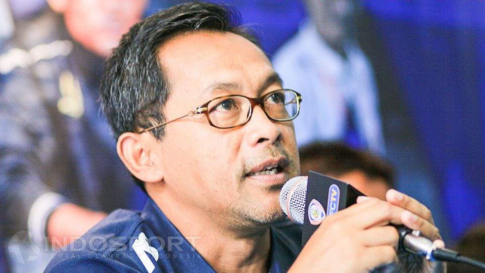 Pelatih anyar Arema FC, Aji Santoso mengatakan, pihaknya sedang mencari satu striker untuk menjadi tandem Cristian Gonzales. Copyright: &copy; Ian Setiawan/INDOSPORT